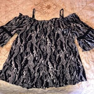 💥Crown&ivy, women’s top, worn once, Medium💥